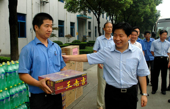 溧阳市代市长苏江华等向导慰问凯时一线员工